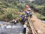 Warga swarna dwipa perbaiki jembatan Warga swarna dwipa perbaiki jembatan